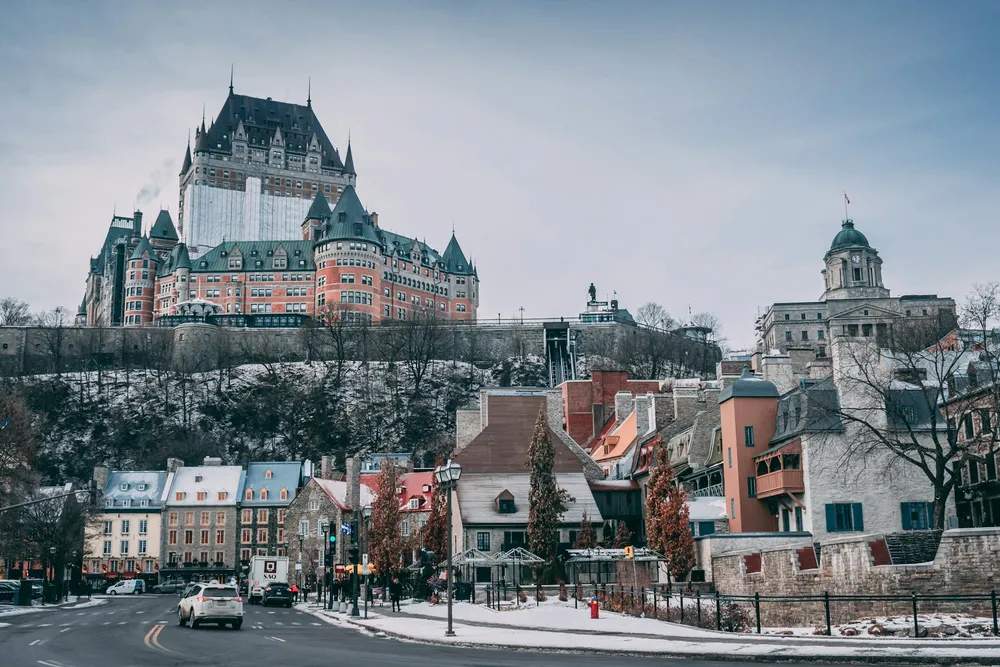 Le Château Frontenac au-dessus du Vieux-Québec enneigé